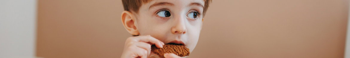 Criança com seletividade alimentar comendo somente biscoito